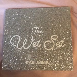 Kylie Cosmetics “Holiday Wet Set” palette